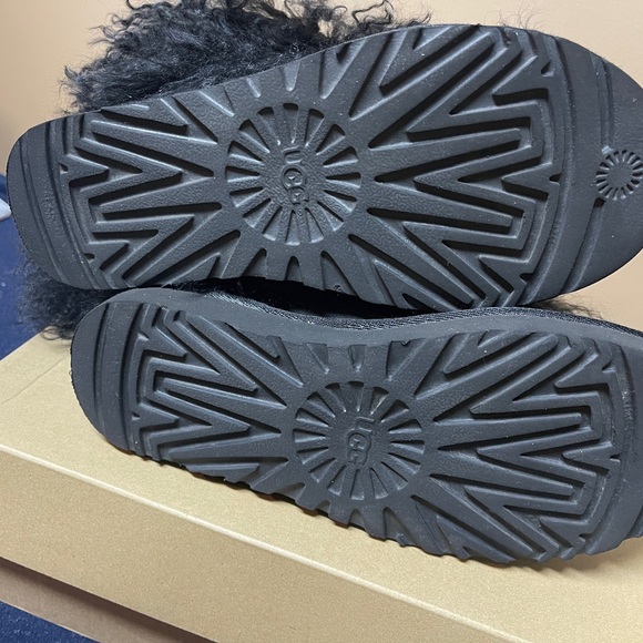 UGG Short Sheepskin Cuff Mongolian Fur BLACK Boots Women’s sz 6 worn once - Picture 15 of 16